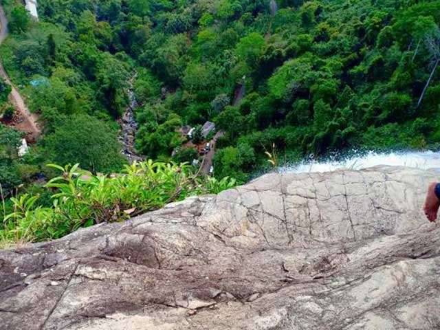 Diyaluma Water Falls Hike